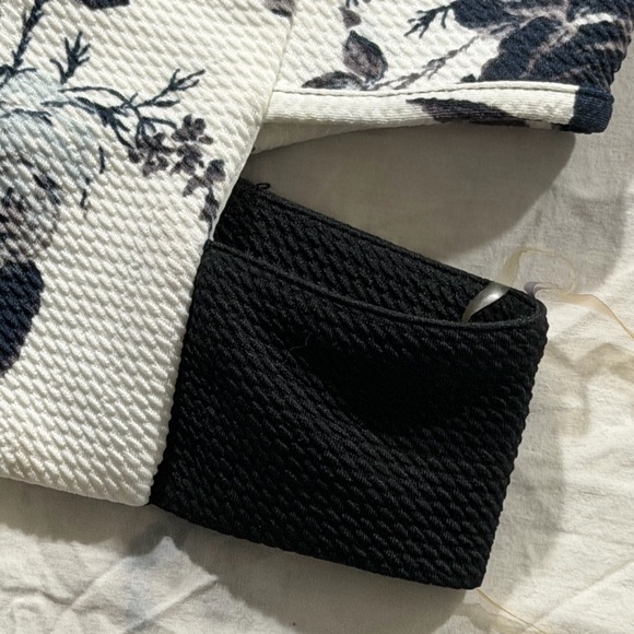 Love Black & White Floral V-Neck Cropped Tank - Picture 2 of 6